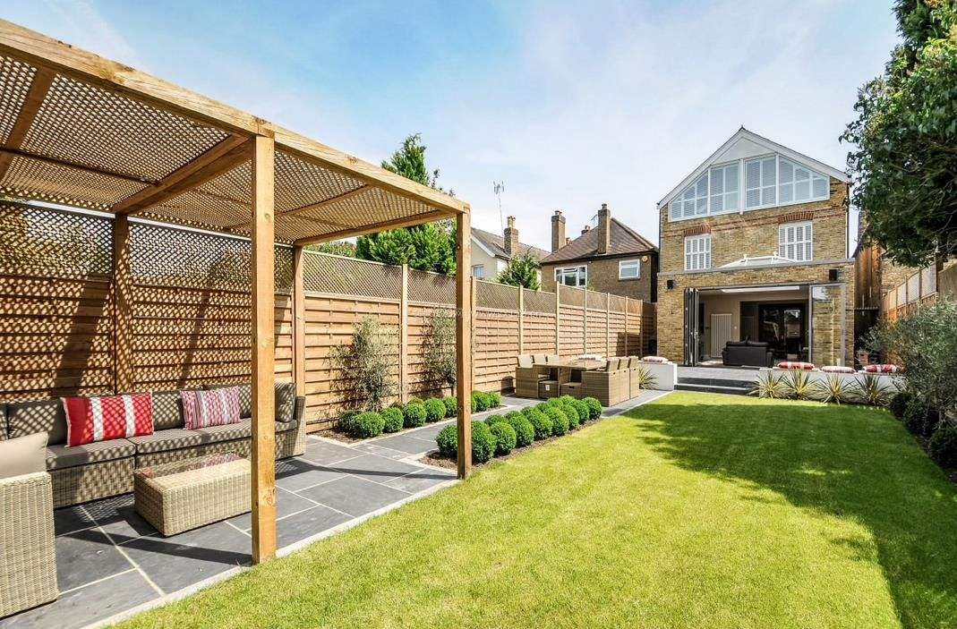 別墅花園木質(zhì)露臺設(shè)計