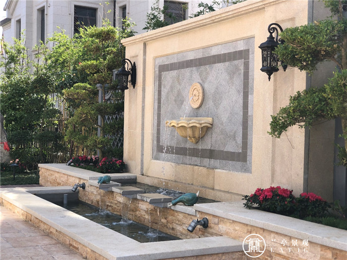 水靈芳草秀，自在園中游