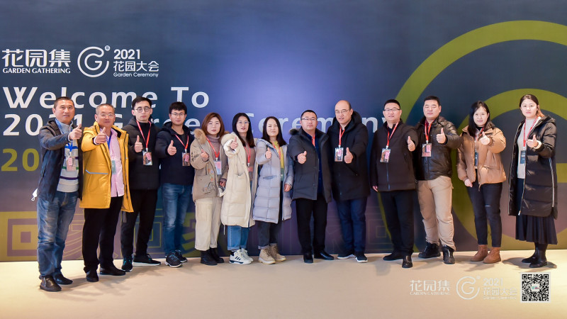 以匠心成就客戶， 以愛心成就同事