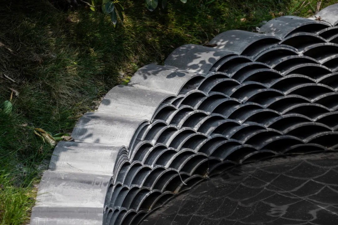 青瓦，是中式庭院里的靈魂，是穿過歲月的沉穩(wěn)