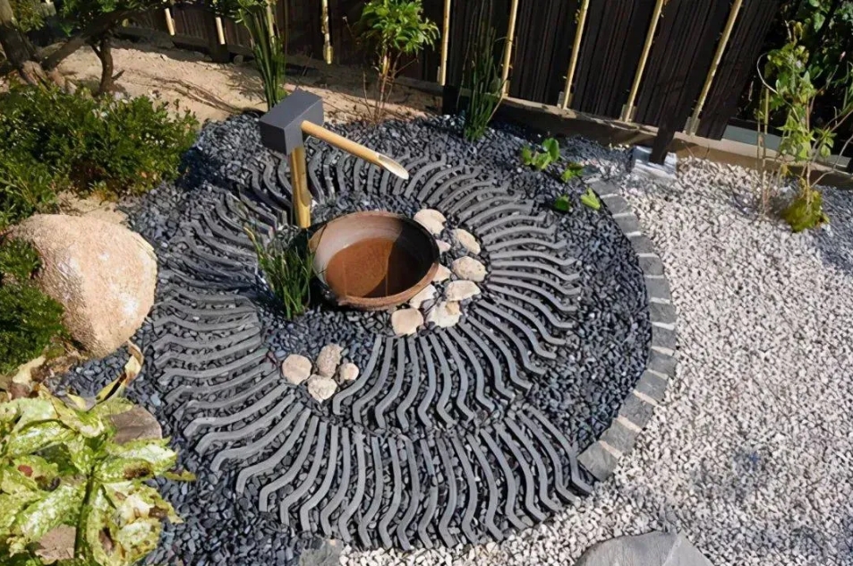 隨手放置幾塊瓦片，花園居然煥然一新！不得不說(shuō)，中國(guó)人的創(chuàng)造力太強(qiáng)了