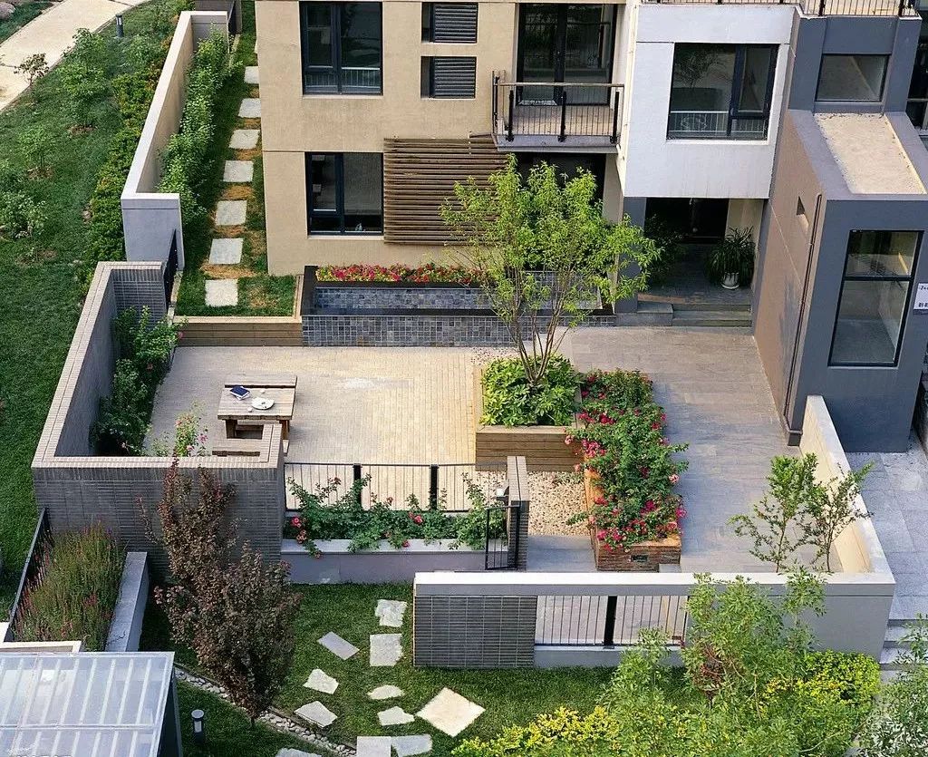 你的陽(yáng)臺(tái)還在只用來(lái)種花種草？那就太out了，快來(lái)學(xué)學(xué)流行布置吧