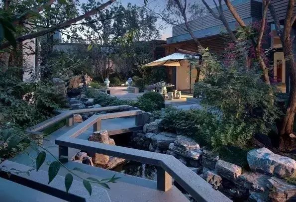 庭院中常說的宜曲不宜直、移步換景究竟有哪些學(xué)問？