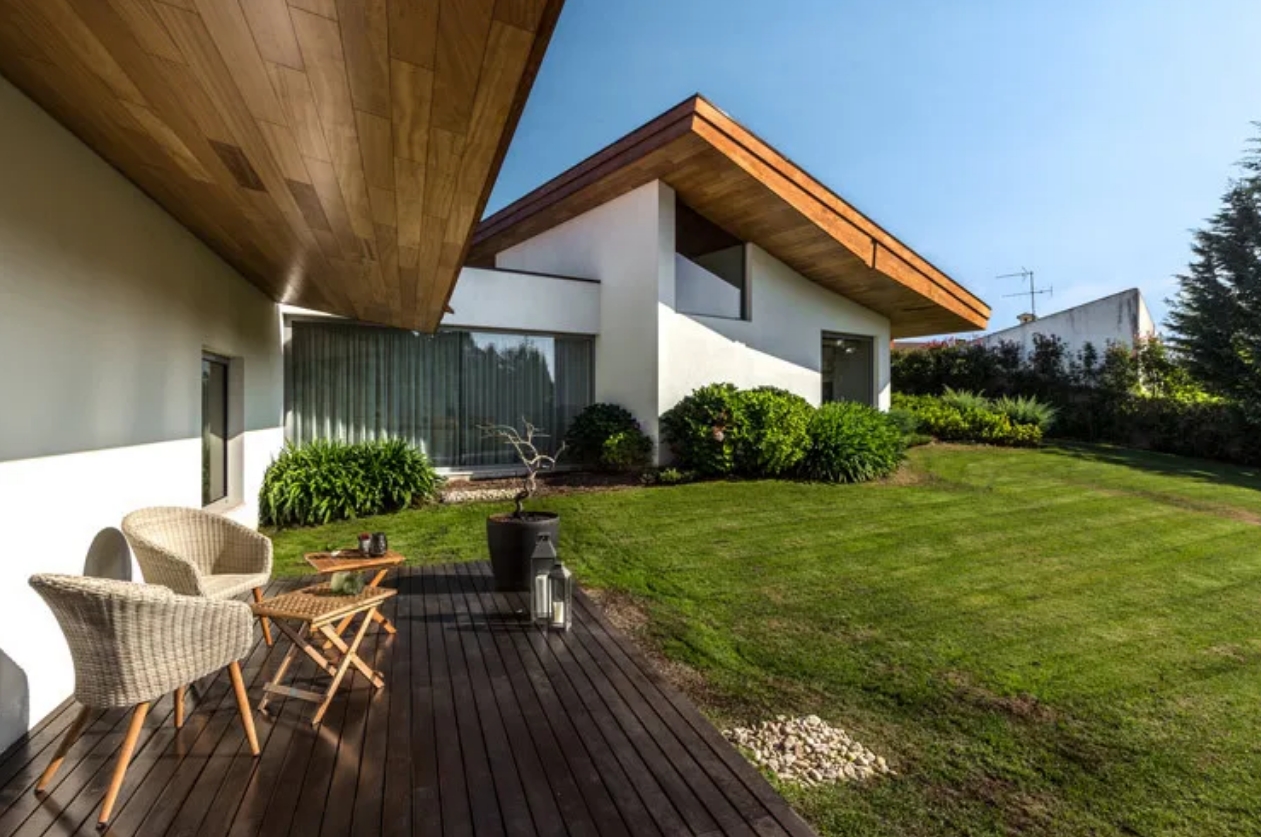 防腐木在花園里簡直百搭，太適合你的院子了！